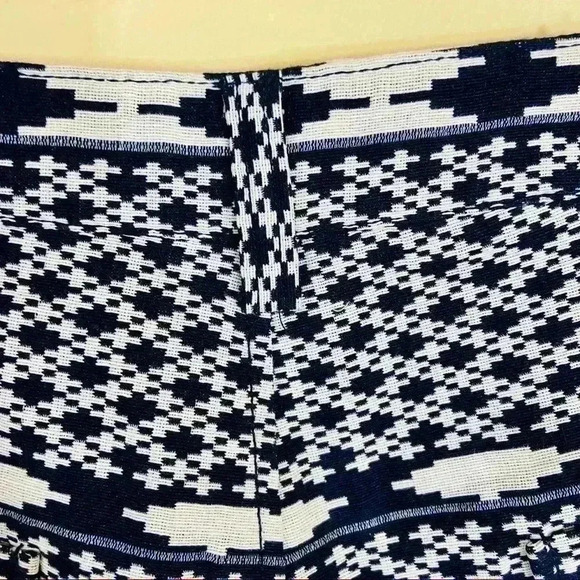 Laundry by Shelli Segal Navy & White Tribal Aztec Cotton Blend Shorts Size 8 - Picture 12 of 14